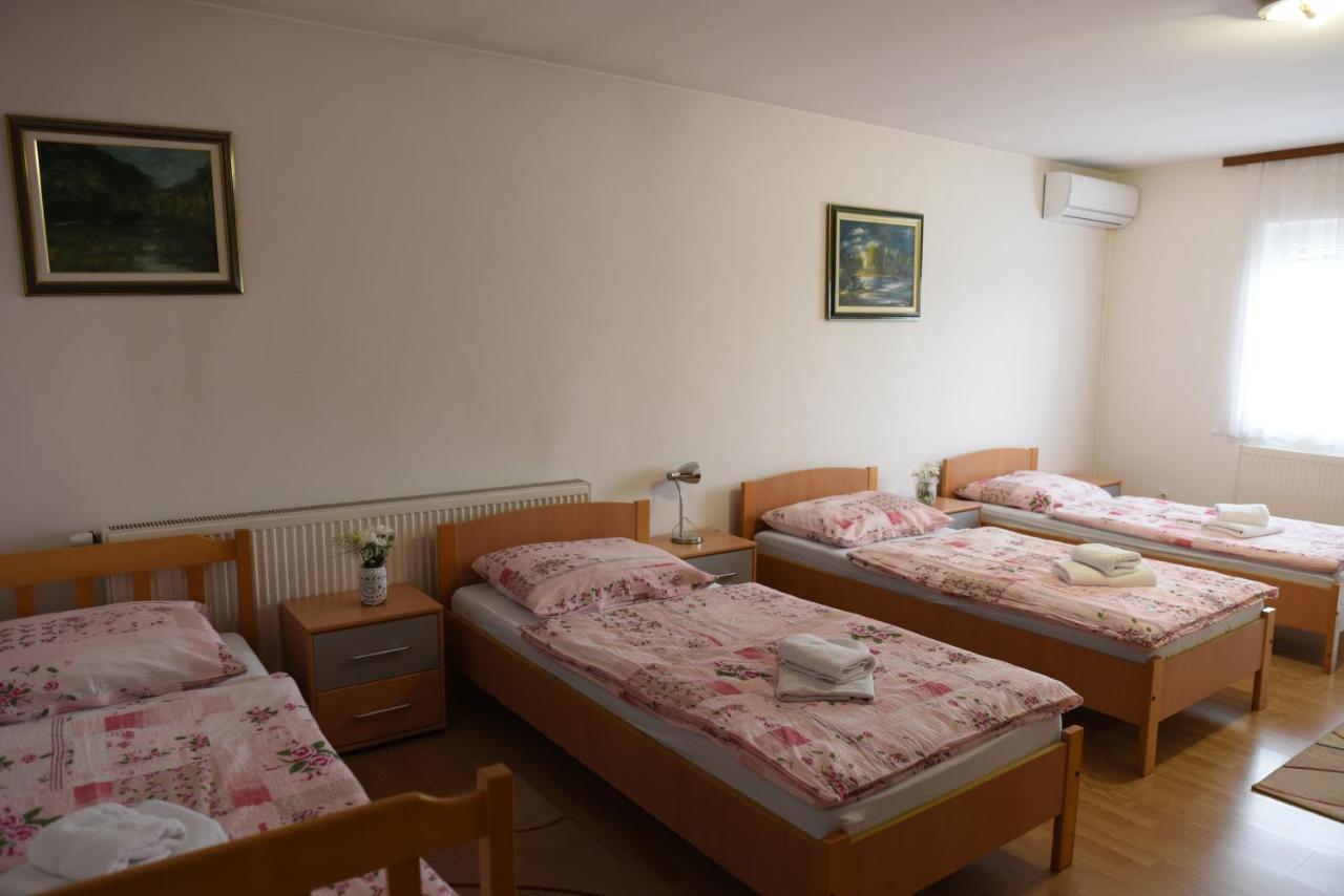 Prenociste Dzinic Zupanja Exterior photo