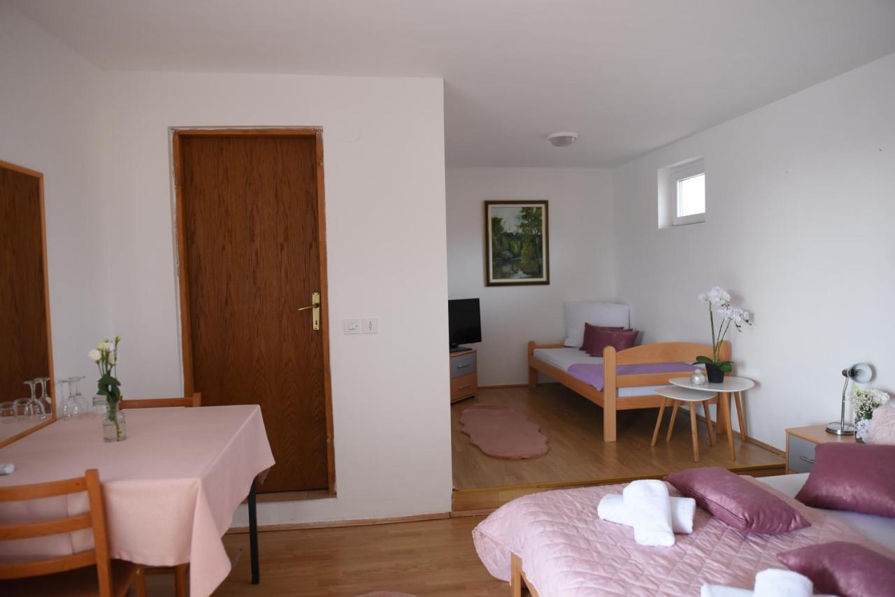 Prenociste Dzinic Zupanja Exterior photo